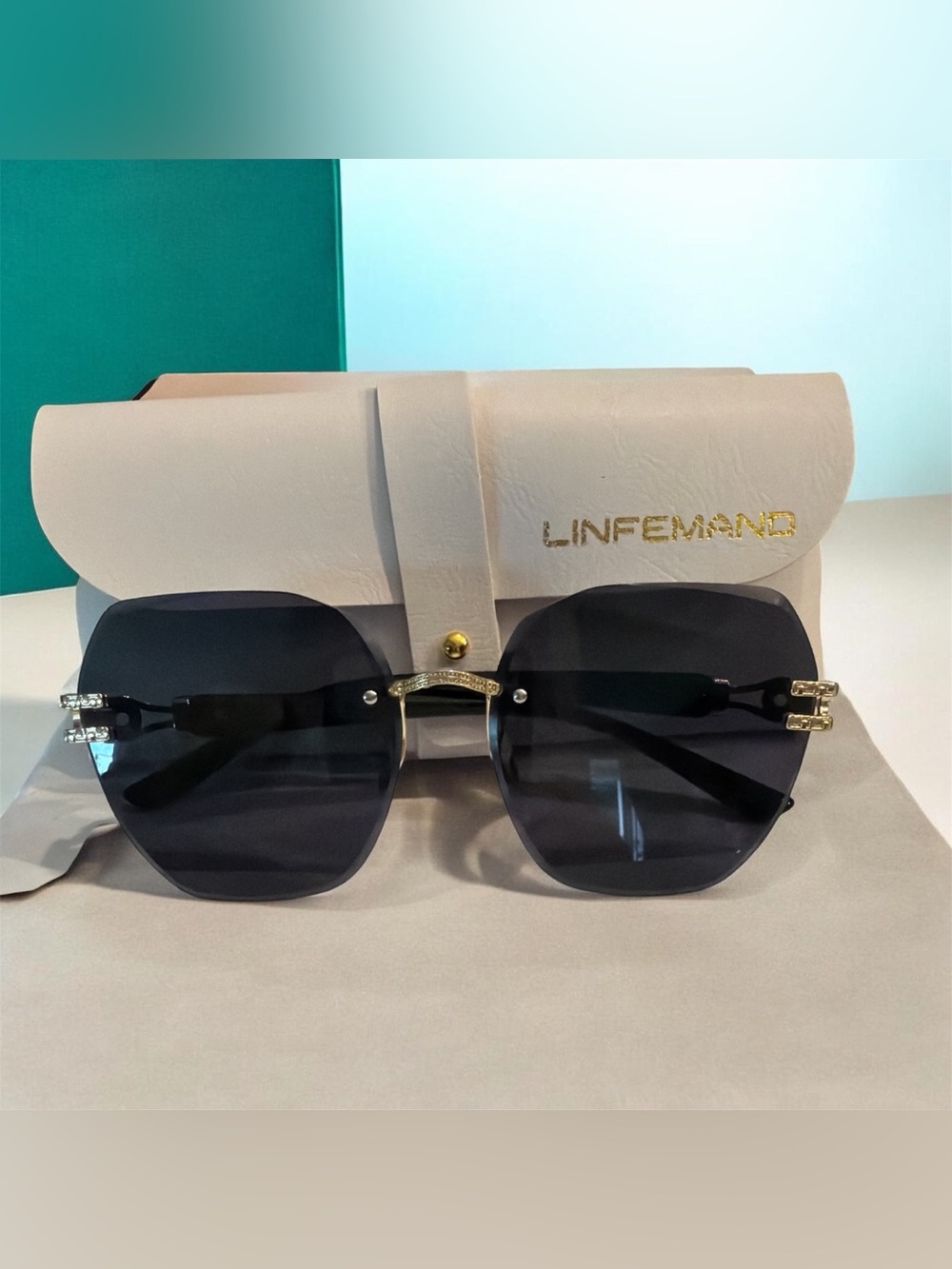 Women's Black Gradient Rimless Sunglasses with Gold Accents - with case